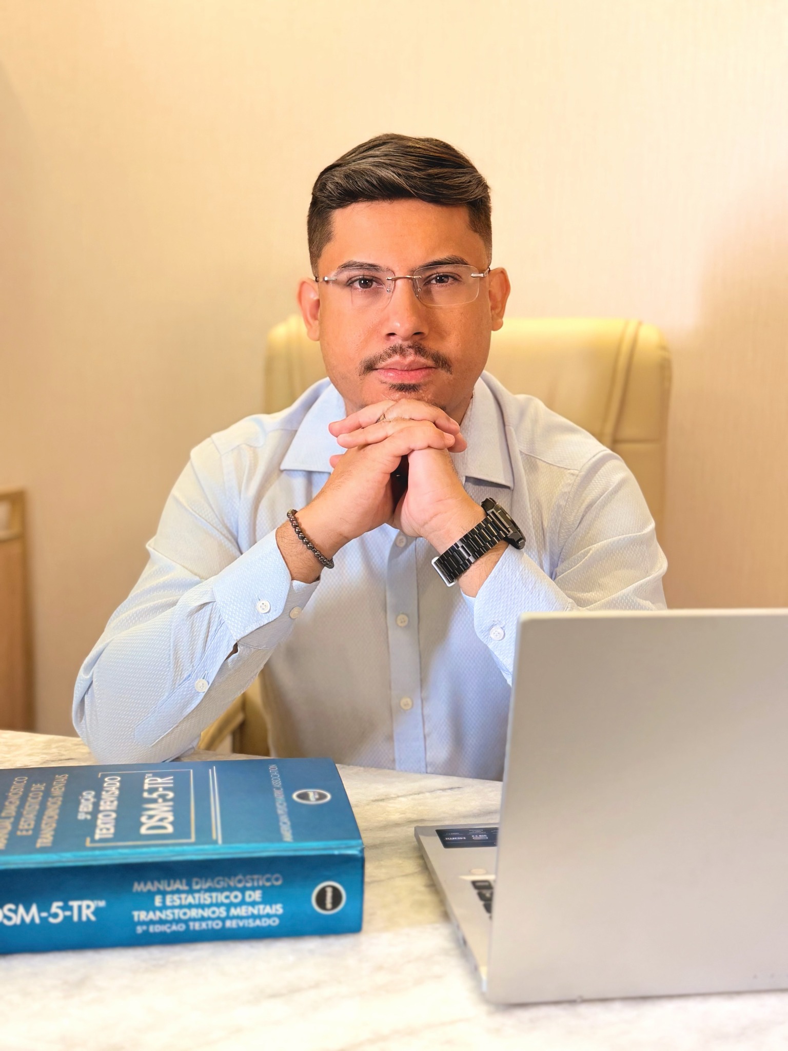 Felipe Costa em seu consultório