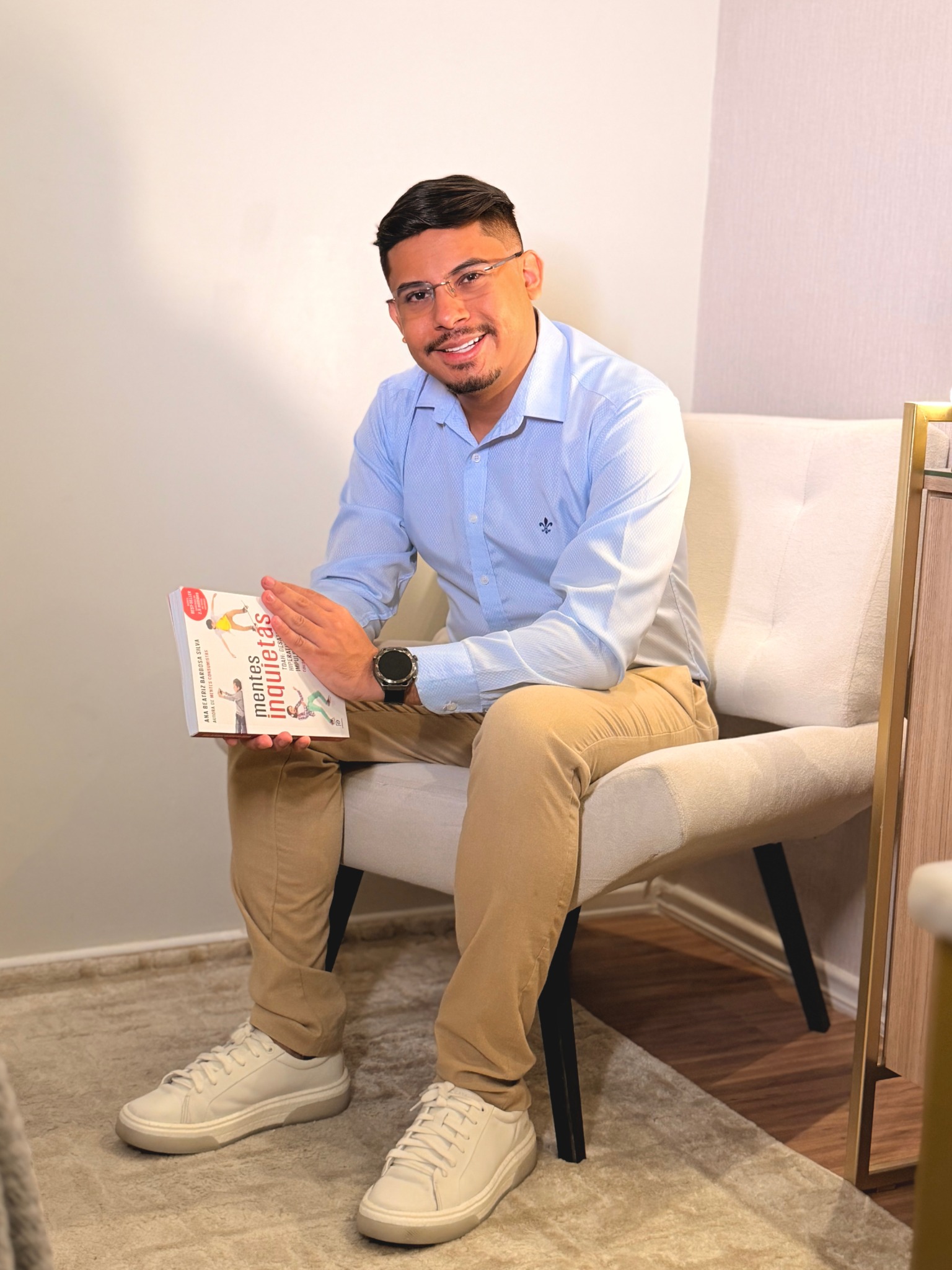 Felipe Costa sentado em seu consultório